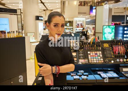 BANGKOK, THAÏLANDE - VERS JANVIER 2020 : portrait intérieur du vendeur de produits de maquillage des couleurs Bronx au centre commercial Siam Paragon de Bangkok. Banque D'Images