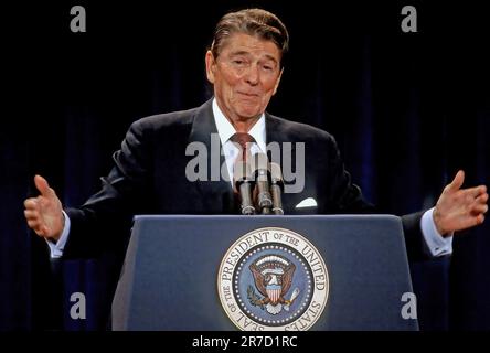 CHICAGO, ILLINOIS - 12 AOÛT 1986 le président américain Ronald Reagan prend des gestes tout en répondant à une question de reporters du podium lors de sa conférence de presse de 38th qui s'est tenue dans la salle de bal de l'hôtel Hyatt Regency lors d'un voyage dans la région de Chicago et lors d'une visite de la foire de l'État à Springfield plus tôt dans la journée. Banque D'Images