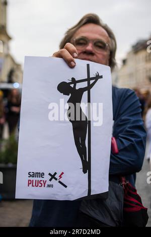 Un manifestant présente un écriteau exprimant son opinion au cours de la démonstration. Sous le slogan 'pas un de plus!' (ANI Jednej Wiecej!) Des milliers de Polonais sont descendus dans les rues de Varsovie et dans de nombreuses villes du pays pour protester une fois de plus contre le renforcement de la loi sur l'avortement après la mort d'une autre femme enceinte dans un hôpital polonais. Enceinte Dorota Lalik, 33 ans, est décédé sur 24 mai 2023, à l'hôpital Jean-Paul II de Nowy Targ, une ville du sud de la Pologne. Elle est arrivée à l'hôpital après que son eau a été brisée et on lui a dit de s'allonger les jambes. Elle est décédée d'une septicémie trois jours plus tard. Dorota Lalik Banque D'Images