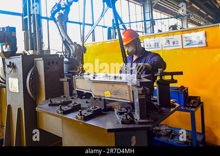 QINGZHOU, CHINE - 15 JUIN 2023 - les travailleurs se réunissent dans un atelier de production d'une entreprise de fabrication d'équipement dans la rue Yunmenshan, Qingzhou ci Banque D'Images