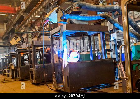 QINGZHOU, CHINE - 15 JUIN 2023 - des ouvriers soudent dans l'atelier de production d'une entreprise de fabrication d'équipement dans la rue Yunmenshan, ville de Qingzhou Banque D'Images