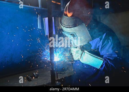 QINGZHOU, CHINE - 15 JUIN 2023 - des ouvriers soudent dans l'atelier de production d'une entreprise de fabrication d'équipement dans la rue Yunmenshan, ville de Qingzhou Banque D'Images