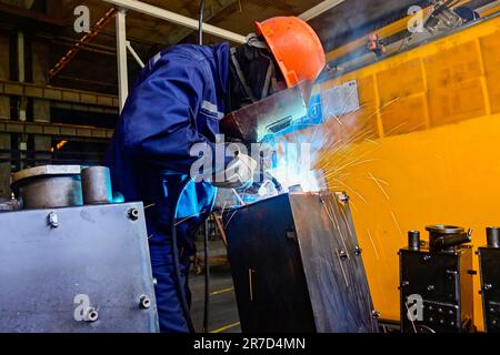 QINGZHOU, CHINE - 15 JUIN 2023 - des ouvriers soudent dans l'atelier de production d'une entreprise de fabrication d'équipement dans la rue Yunmenshan, ville de Qingzhou Banque D'Images