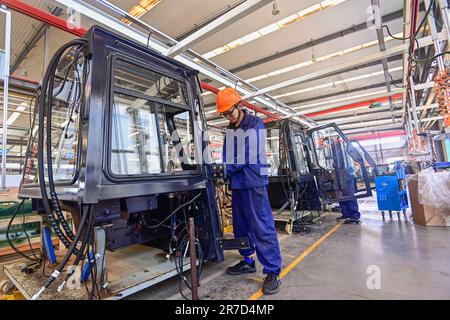 QINGZHOU, CHINE - 15 JUIN 2023 - les travailleurs se réunissent dans un atelier de production d'une entreprise de fabrication d'équipement dans la rue Yunmenshan, Qingzhou ci Banque D'Images