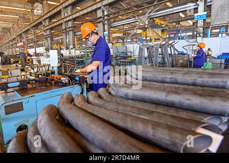 QINGZHOU, CHINE - 15 JUIN 2023 - les travailleurs se réunissent dans un atelier de production d'une entreprise de fabrication d'équipement dans la rue Yunmenshan, Qingzhou ci Banque D'Images