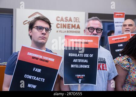 Rome, Italie. 14th juin 2023. Certains scénaristes italiens protestent à l'intérieur de la Casa del Cinema à Rome en solidarité avec les scénaristes américains, qui sont en grève depuis 2 mai (photo de Matteo Nardone/Pacific Press) Credit: Pacific Press Media production Corp./Alay Live News Banque D'Images