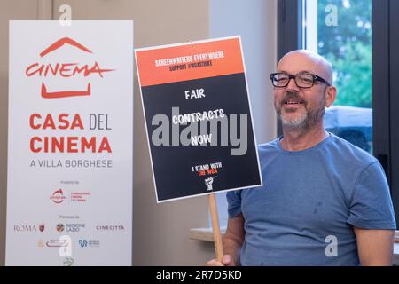 Rome, Italie. 14th juin 2023. Un scénariste italien proteste à l'intérieur de la Casa del Cinema à Rome en solidarité avec les scénaristes américains, qui sont en grève depuis 2 mai (photo de Matteo Nardone/Pacific Press/Sipa USA) Credit: SIPA USA/Alay Live News Banque D'Images