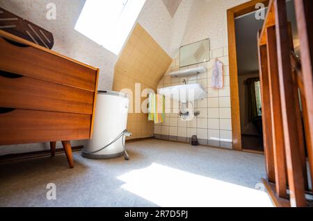 Rosengarten, Allemagne. 08th juin 2023. Une aire de lavage peut être vue dans la maison d'origine de réfugiés à partir de 1955 dans le musée en plein air. Une maison de réfugiés originale datant de 1955 dans le Musée Kiekeberg montre les besoins des personnes déplacées et les défis de la période d'après-guerre. Un jardin de cuisine et une écurie pour les porcs et les poulets ont assuré le revenu. (À dpa 'les personnes en position de départ ont trouvé une nouvelle maison - le musée montre la vie dans les 50s') Credit: Philipp Schulze/dpa/Alamy Live News Banque D'Images