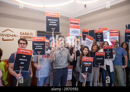 Rome, Italie. 14th juin 2023. Certains scénaristes italiens protestent à l'intérieur de la Casa del Cinema à Rome en solidarité avec les scénaristes américains, qui sont en grève depuis 2 mai (photo de Matteo Nardone/Pacific Press/Sipa USA) Credit: SIPA USA/Alay Live News Banque D'Images