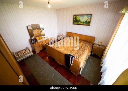 Rosengarten, Allemagne. 08th juin 2023. La chambre à coucher peut être vue dans la maison d'origine de réfugiés à partir de 1955 dans le musée en plein air. Une maison de réfugiés originale datant de 1955 dans le Musée Kiekeberg montre les besoins des personnes déplacées et les défis de la période d'après-guerre. Un jardin de cuisine et une écurie pour les porcs et les poulets ont assuré le revenu. (À dpa 'les personnes en position de départ ont trouvé une nouvelle maison - le musée montre la vie dans les 50s') Credit: Philipp Schulze/dpa/Alamy Live News Banque D'Images