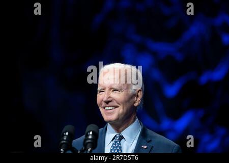 Washington, Vereinigte Staaten. 14th juin 2023. Le président des États-Unis, Joe Biden, se penche sur le dîner annuel des électeurs de la Ligue pour la conservation, organisé mercredi à 14 juin 2023, à l'Anthem à Washington. Crédit : Bonnie Cash/Pool via CNP/dpa/Alay Live News Banque D'Images