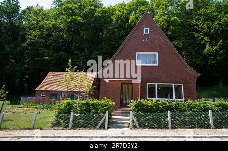 Rosengarten, Allemagne. 08th juin 2023. Une maison de réfugiés originale datant de 1955 est un musée en plein air. Une maison de réfugiés originale datant de 1955 dans le Musée Kiekeberg montre les besoins des personnes déplacées et les défis de la période d'après-guerre. Un jardin de cuisine et une écurie pour les porcs et les poulets ont assuré le revenu. (À dpa 'les personnes en position de départ ont trouvé une nouvelle maison - le musée montre la vie dans les 50s') Credit: Philipp Schulze/dpa/Alamy Live News Banque D'Images