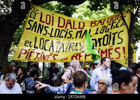 Paris, France. 14th juin 2023. Les manifestants ont été vus près d'une bannière qui dit « loi des Daltons », lors de la manifestation de la crise du logement. Des dizaines de personnes ont manifesté devant le Sénat, à Paris, après l'approbation en 2nd et dernière instance de la loi kasbarienne, proposée par Guillaume Kasbarian à l'Assemblée nationale, en octobre de l'année dernière. Cette loi vise à criminaliser l'occupation illégale de l'immobilier et à punir les locataires par des ordonnances d'expulsion et de lourdes amendes. Les manifestants croient que cette loi plongera encore plus le pays dans une crise immobilière sans précédent. Banque D'Images