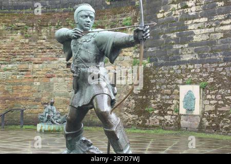 La statue de Robin des Bois près des murs du château de Nottingham Banque D'Images