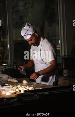 06,14,2023,Izmir,dinde,machine à pain qui pèse la pâte pour faire du pain Banque D'Images
