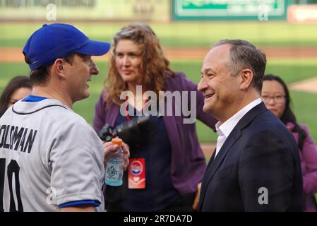 Washington, DC, États-Unis. 14 juin 2023. Le deuxième monsieur Doug Emhoff parle avec le représentant des États-Unis Daniel Goldman (D-NY) avant le Congressional Baseball Game de 2023. Credit: Philip Yabut/Alay Live News Banque D'Images