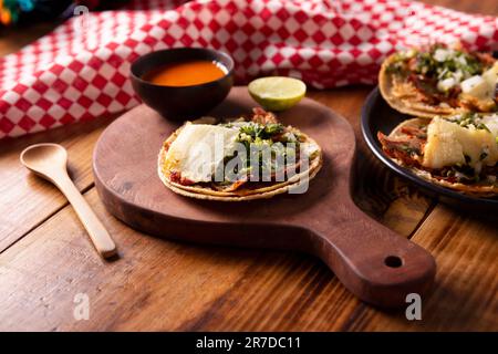 Tacos al pasteur. Aussi connu sous le nom de Tacos de Trompo, ils sont le type le plus populaire de tacos de rue au Mexique, généralement fait avec le porc et le boeuf mariné W Banque D'Images