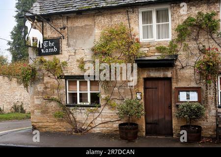 BURFORD, OXFORDSHIRE, Royaume-Uni - 31 OCTOBRE 2009 : vue extérieure de l'hôtel Lamb Inn à Sheep Street avec panneau Banque D'Images