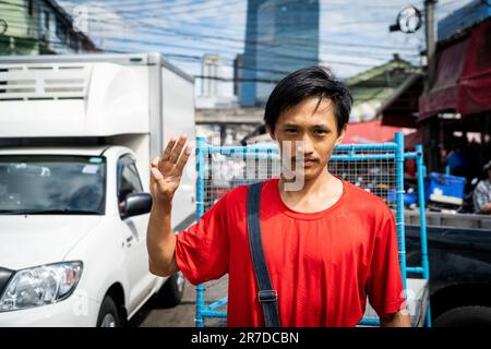 Bangkok, Thaïlande. 15th juin 2023. Un travailleur migrant birman (Myanmar) de Khlong Toey Wet Market fait un salout à trois doigts pro-démocratie tout en travaillant sur le marché. La vie quotidienne à Bangkok, en Thaïlande, comme l'économie a montré des signes de reprise, avec le ministère des Finances qui a signalé une expansion économique de 2,6% l'année dernière et une augmentation attendue de 3,6% cette année, le tourisme international étant un facteur clé dans sa reprise économique post-COVID. Credit: Matt Hunt/Neato/Alay Live News Banque D'Images