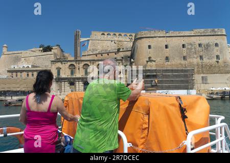 Homme prenant une photo du ferry de Lascaris à la Valette, Malte Banque D'Images