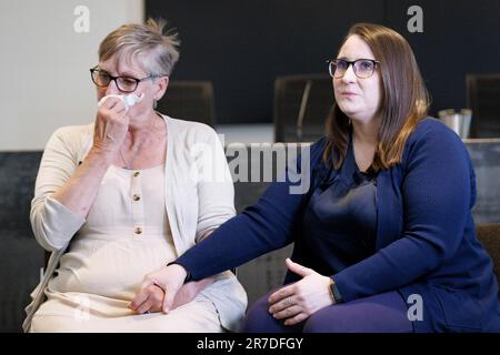 (De gauche à droite) Chris Hutchinson, 60 ans, mère, et Nina Hutchinson, 32 ans, Sœur, de Gaby Hutchinson, 23 ans, décédée à la suite d'une foule écrasée devant un concert d'Asake à l'Académie Brixton O2 à Londres sur 15 décembre, S'adresse aux médias du New Scotland Yard de Londres, alors que la police renouvelle l'appel à fournir des informations et des vidéos qui pourraient être essentielles à l'enquête. Date de la photo: Mardi 13 juin 2023. Banque D'Images