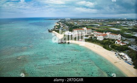 Vue aérienne du village de Yomitan, Cap Zanpa, Okinawa, Japon, avec de belles eaux turquoise de l'océan en arrière-plan Banque D'Images