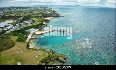 Vue aérienne du village de Yomitan, Cap Zanpa, Okinawa, Japon, avec magnifique océan turquoise Banque D'Images