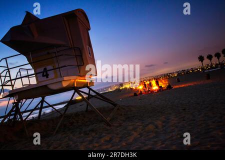 Une tour de maître-nageur sur une plage sur fond de vagues au coucher du soleil Banque D'Images