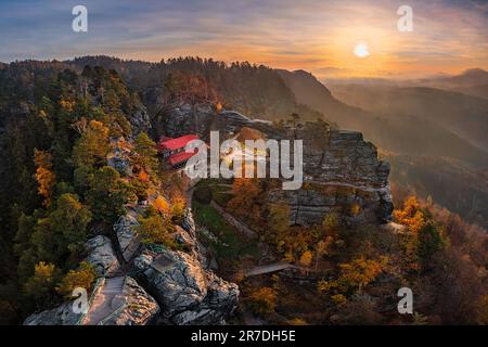 Hrensko, République Tchèque - vue aérienne de la magnifique Pravcicka Brana (porte de Pravcicka) dans le parc national de la Suisse de Bohême, le plus grand arc naturel Banque D'Images