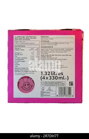 Informations nutritionnelles et liste des ingrédients figurant sur le paquet de boissons au jus de fruit Percy Pig de M&S faites avec du vrai jus de fruit isolé sur du blanc Banque D'Images