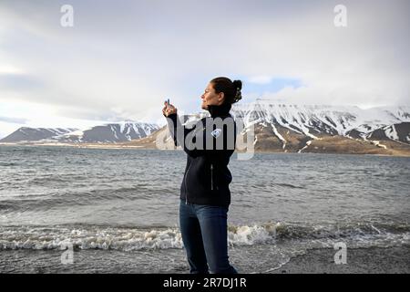 Svalbard, Suède, 14/06/2023, la princesse Victoria de la Couronne visite Svalbard dans le cadre du retour du brise-glace Oden de l'expédition de recherche ARTofMELT2023 du Secrétariat suédois de la recherche polaire dans l'océan Arctique. La princesse Crown Victoria est vue ici lors d'une excursion en soirée près de Longyearbyen après son arrivée mercredi soir. Photo: Anders Wiklund/TT/code 10040 crédit: TT News Agency/Alay Live News Banque D'Images