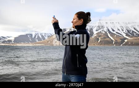 Svalbard, Suède, 14/06/2023, la princesse Victoria de la Couronne visite Svalbard dans le cadre du retour du brise-glace Oden de l'expédition de recherche ARTofMELT2023 du Secrétariat suédois de la recherche polaire dans l'océan Arctique. La princesse Crown Victoria est vue ici lors d'une excursion en soirée près de Longyearbyen après son arrivée mercredi soir. Photo: Anders Wiklund/TT/code 10040 crédit: TT News Agency/Alay Live News Banque D'Images