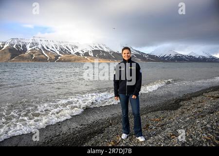 Svalbard, Suède, 14/06/2023, la princesse Victoria de la Couronne visite Svalbard dans le cadre du retour du brise-glace Oden de l'expédition de recherche ARTofMELT2023 du Secrétariat suédois de la recherche polaire dans l'océan Arctique. La princesse Crown Victoria est vue ici lors d'une excursion en soirée près de Longyearbyen après son arrivée mercredi soir. Photo: Anders Wiklund/TT/code 10040 crédit: TT News Agency/Alay Live News Banque D'Images