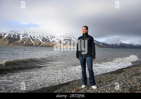 Svalbard, Suède, 14/06/2023, la princesse Victoria de la Couronne visite Svalbard dans le cadre du retour du brise-glace Oden de l'expédition de recherche ARTofMELT2023 du Secrétariat suédois de la recherche polaire dans l'océan Arctique. La princesse Crown Victoria est vue ici lors d'une excursion en soirée près de Longyearbyen après son arrivée mercredi soir. Photo: Anders Wiklund/TT/code 10040 crédit: TT News Agency/Alay Live News Banque D'Images