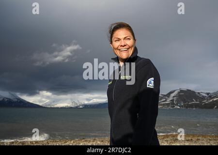 Svalbard, Suède, 14/06/2023, la princesse Victoria de la Couronne visite Svalbard dans le cadre du retour du brise-glace Oden de l'expédition de recherche ARTofMELT2023 du Secrétariat suédois de la recherche polaire dans l'océan Arctique. La princesse Crown Victoria est vue ici lors d'une excursion en soirée près de Longyearbyen après son arrivée mercredi soir. Photo: Anders Wiklund/TT/code 10040 crédit: TT News Agency/Alay Live News Banque D'Images