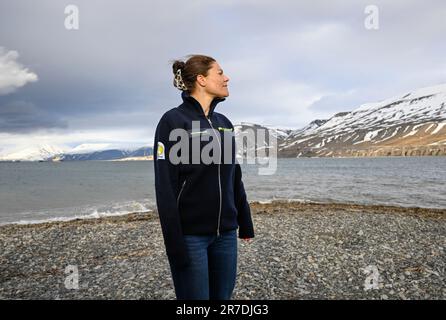 Svalbard, Suède, 14/06/2023, la princesse Victoria de la Couronne visite Svalbard dans le cadre du retour du brise-glace Oden de l'expédition de recherche ARTofMELT2023 du Secrétariat suédois de la recherche polaire dans l'océan Arctique. La princesse Crown Victoria est vue ici lors d'une excursion en soirée près de Longyearbyen après son arrivée mercredi soir. Photo: Anders Wiklund/TT/code 10040 crédit: TT News Agency/Alay Live News Banque D'Images