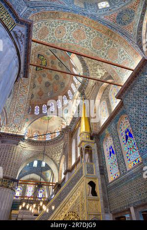 Ornements et minbar de la mosquée Sultanahmet aka Mosquée bleue à Istanbul. Istanbul Turkiye - 5.15.2023 Banque D'Images