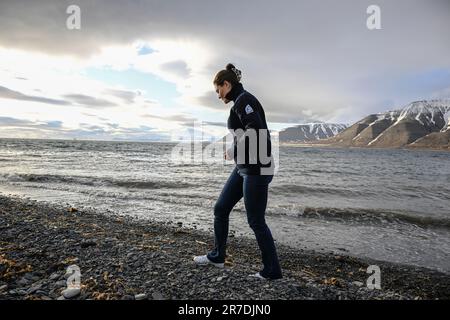 Svalbard, Suède, 14/06/2023, la princesse Victoria de la Couronne visite Svalbard dans le cadre du retour du brise-glace Oden de l'expédition de recherche ARTofMELT2023 du Secrétariat suédois de la recherche polaire dans l'océan Arctique. La princesse Crown Victoria est vue ici lors d'une excursion en soirée près de Longyearbyen après son arrivée mercredi soir. Photo: Anders Wiklund/TT/code 10040 crédit: TT News Agency/Alay Live News Banque D'Images