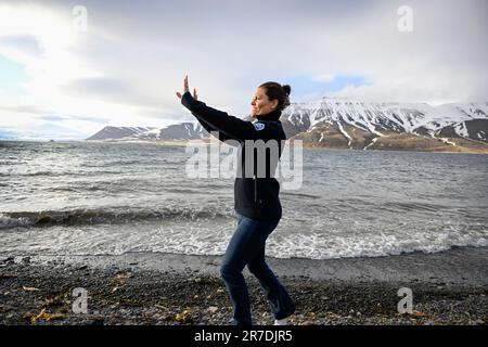 Svalbard, Suède, 14/06/2023, la princesse Victoria de la Couronne visite Svalbard dans le cadre du retour du brise-glace Oden de l'expédition de recherche ARTofMELT2023 du Secrétariat suédois de la recherche polaire dans l'océan Arctique. La princesse Crown Victoria est vue ici lors d'une excursion en soirée près de Longyearbyen après son arrivée mercredi soir. Photo: Anders Wiklund/TT/code 10040 crédit: TT News Agency/Alay Live News Banque D'Images