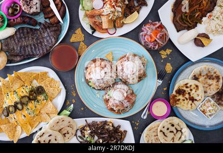 Une gamme de délicieux repas préparés sur une table, avec des fourchettes et des cuillères pour chaque dîner Banque D'Images