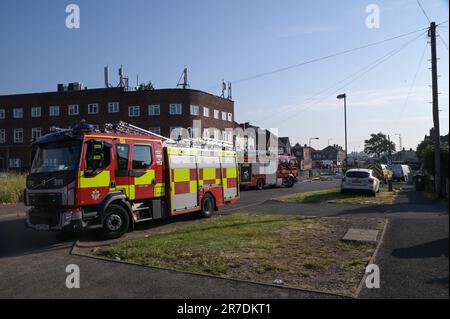 Lea Village Road, Birmingham 15th juin 2023 - cinquante pompiers sont sur les lieux d'un incendie grave et plat au-dessus de la flamme des desi dans la zone de Kitts Green de Birmingham. L'inferno a déchiré un énorme trou dans le toit causant des dommages majeurs. Les pompiers ont été appelés à 3,56am ans dans une appartement en feu par la police des West Midlands jusqu'au chemin Lea Village. Plusieurs routes ont été fermées et les résidents évacués après que le service d'incendie a découvert que le feu était près de plusieurs conduites de gaz avec le risque d'explosion. Un porte-parole du Staffordshire et du West Midlands Fire Control a déclaré: "Nous avons été initialement appelés par la police à un appartement Banque D'Images