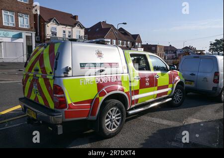 Lea Village Road, Birmingham 15th juin 2023 - cinquante pompiers sont sur les lieux d'un incendie grave et plat au-dessus de la flamme des desi dans la zone de Kitts Green de Birmingham. L'inferno a déchiré un énorme trou dans le toit causant des dommages majeurs. Les pompiers ont été appelés à 3,56am ans dans une appartement en feu par la police des West Midlands jusqu'au chemin Lea Village. Plusieurs routes ont été fermées et les résidents évacués après que le service d'incendie a découvert que le feu était près de plusieurs conduites de gaz avec le risque d'explosion. Un porte-parole du Staffordshire et du West Midlands Fire Control a déclaré: "Nous avons été initialement appelés par la police à un appartement Banque D'Images