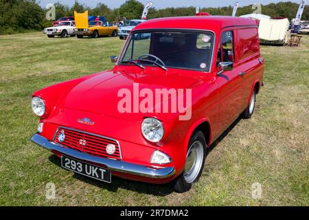 Vue de trois quarts avant d'un minibus Thames 307E 5 rouge, 1962, exposé au salon de l'auto Deal Classic 2023 Banque D'Images