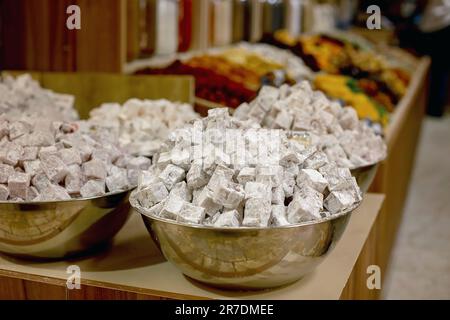 Marché alimentaire à Jérusalem, bols avec fruits secs et sucreries traditionnelles turques délice Banque D'Images