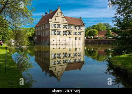 Allemagne, Havixbeck, Baumberge, Muensterland, Westphalie, Rhénanie-du-Nord-Westphalie, NRW, Château de Huelshoff, château amarré, Renaissance, Bâtiment principal, étang du château, fossé, lieu de naissance et maison parentale de la poétesse Annette de Droste-Huelshoff Banque D'Images