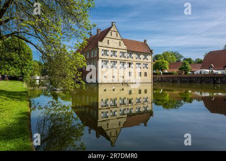 Allemagne, Havixbeck, Baumberge, Muensterland, Westphalie, Rhénanie-du-Nord-Westphalie, NRW, Château de Huelshoff, château amarré, Renaissance, Bâtiment principal, étang du château, fossé, lieu de naissance et maison parentale de la poétesse Annette de Droste-Huelshoff Banque D'Images