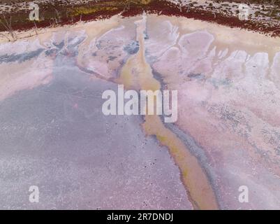 Vue aérienne des détails dans un lac salé rose à Dimboola, dans le district de Wimmera, à Victoria, en Australie. Banque D'Images