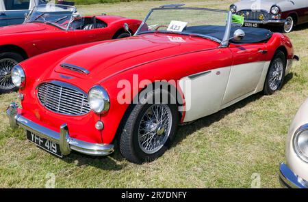 Vue des trois quarts avant d'a Red and White, 1958, Austin Healey 100-6, exposé au salon de l'auto Deal Classic 2023 Banque D'Images