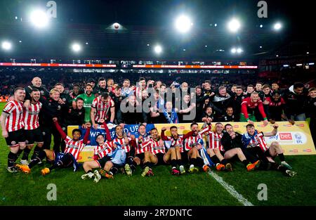 Photo du dossier datée du 26-04-2023, des joueurs et membres du personnel de Sheffield United célèbrent leur promotion à la Premier League. Sheffield United commence sa saison avec un match à domicile contre Crystal Palace. Date de publication : jeudi 15 juin 2023. Banque D'Images