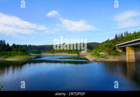 Réservoir Oker près d'Altenau dans les montagnes du Harz. Vue de l'Okertalsperre à l'Oker See et le paysage environnant. Nature idyllique par la wa Banque D'Images